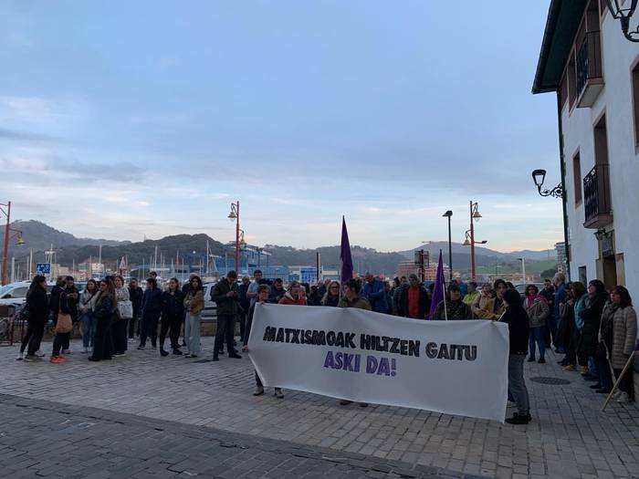 Sarrigurengo hilketa matxista salatzeko elkarretaratzearekin bat egin dute hainbat herritarrek