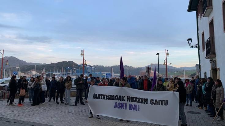 Sarrigurengo hilketa matxista salatzeko elkarretaratzearekin bat egin dute hainbat herritarrek