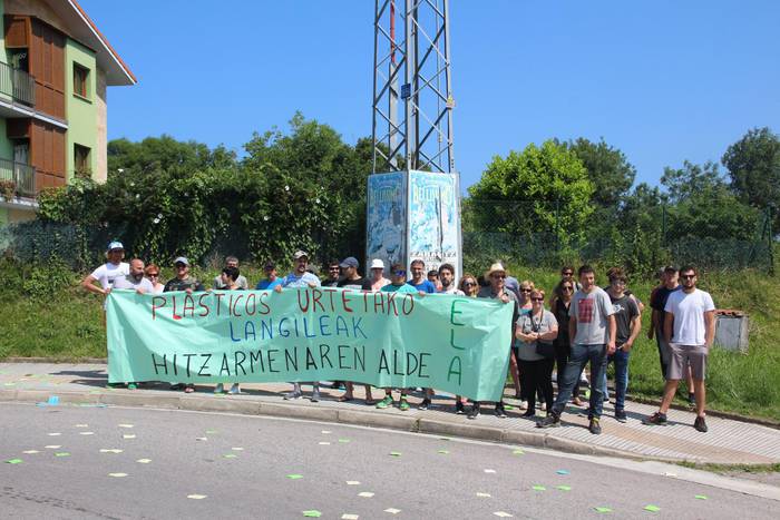 Egun osoko greba egiten ari dira Zarauzko Plasticos Urtetako langileak