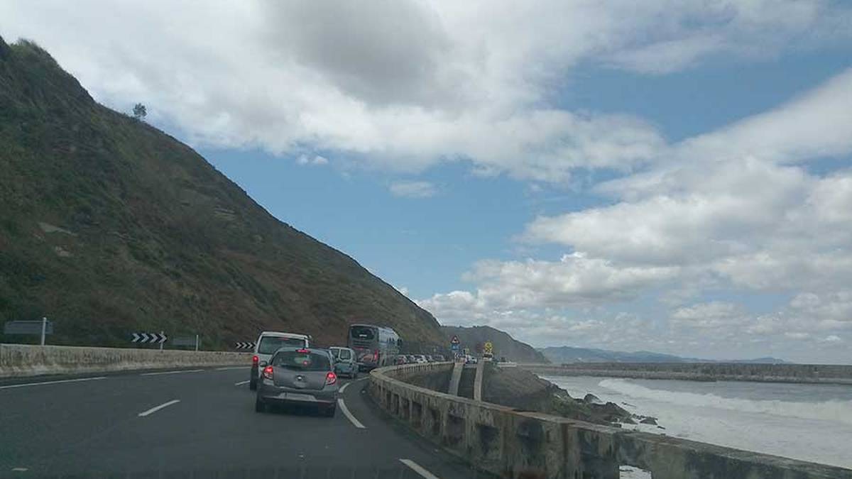 Berriro itxi dute kostako errepidea itsasbazterreko arrisku maila handiagatik