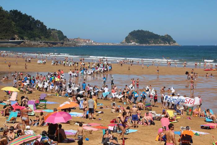 Irudietan: Dispertsioaren kontrako elkarretaratze ibiltaria Zarauzko hondartzan