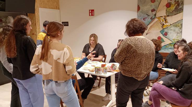 M8ra begirako auzolana egin dute Zumaiako Emakumeon* Etxean