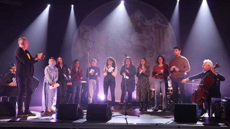 Jon Maiaren 'Kantu berri bat gara' emanaldiak zutik jarri du Zestoako frontoia