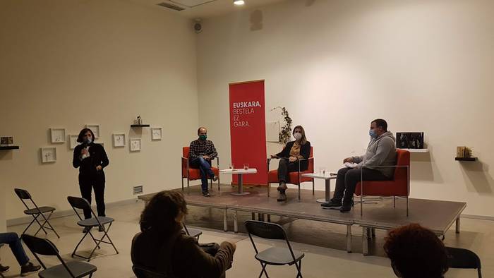 KRONIKA. Euskara eta turismoa: posible ote da oreka?