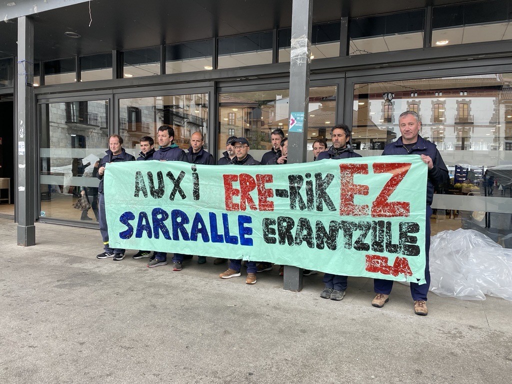 Azpeitiko azokan egin dute elkarretaratzea Zumaiako Auxiko grebalariek