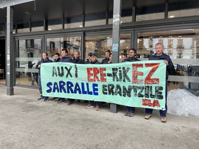 Azokan egin dute elkarretaratzea Zumaiako Auxiko grebalariek