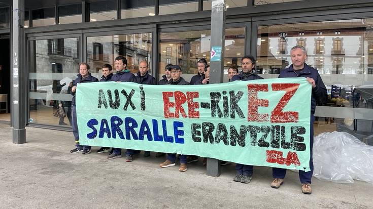 Azokan egin dute elkarretaratzea Zumaiako Auxiko grebalariek