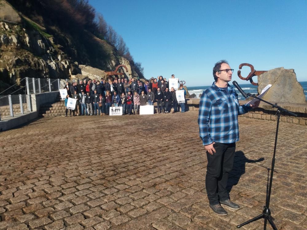 Hara! Eskualdeko lagun ugarik egin dute bat Gurasos-en igandeko manifestazioarekin