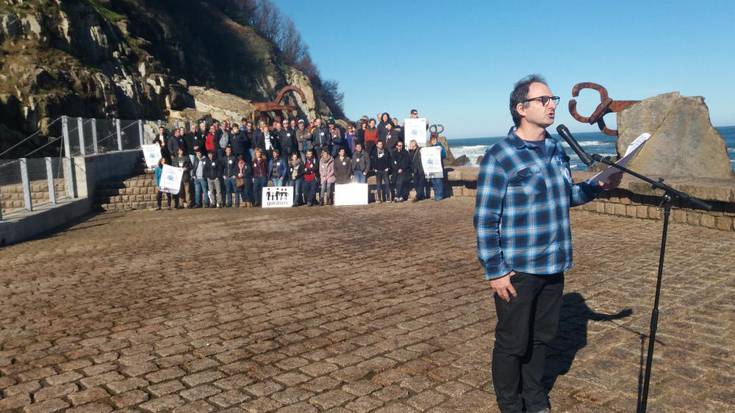 Hara! Eskualdeko lagun ugarik egin dute bat Gurasos-en igandeko manifestazioarekin