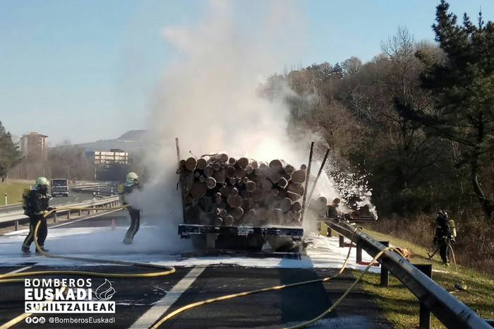 A-8 errepidea moztuta, Zarautz parean kamioi batek su hartu duelako