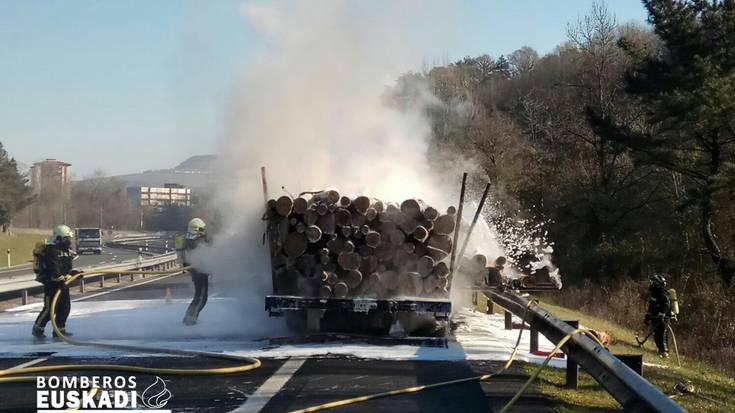 A-8 errepidea moztuta, Zarautz parean kamioi batek su hartu duelako