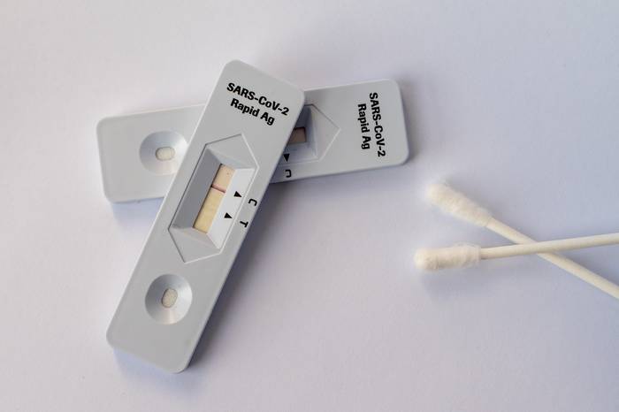 Larunbatetik aurrera, gehienez 2,94 eurokoa izango da antigeno test bakoitzaren prezioa