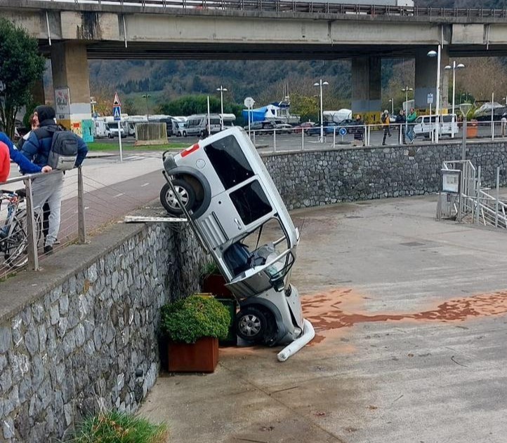 Auto bat errepidetik kirol portura erori da