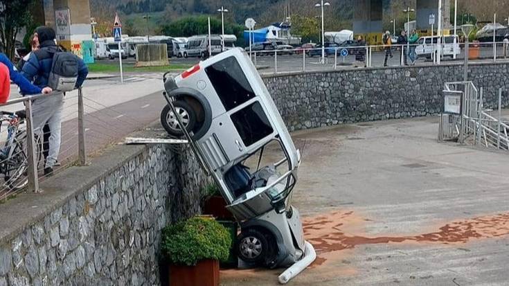 Auto bat errepidetik kirol portura erori da