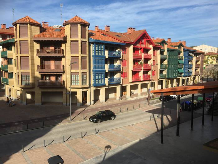 Supermerkatu handi bat herriaren erdian