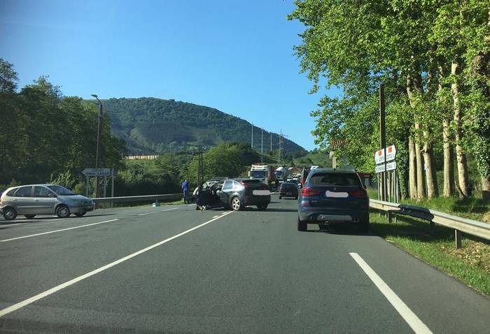 Bi autok elkar jo dute Lasao parean, eta bi pertsona zauritu dira