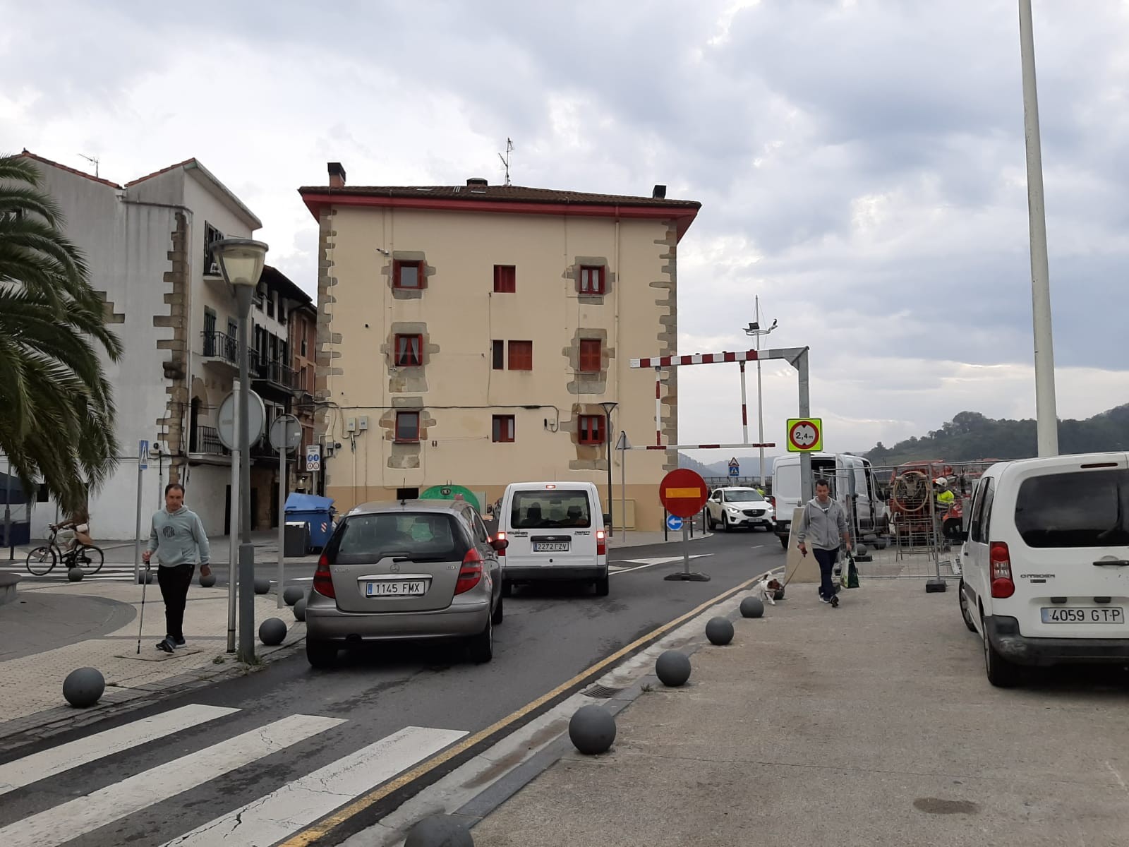 Astelehenean hasiko dira moilan oinezkoentzako pasarela jartzeko lanak