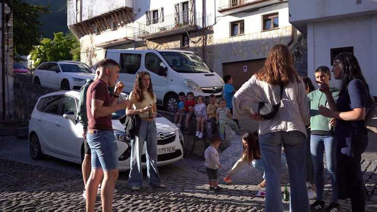 Bukaerarik izango duten jakin gabe, hasi dituzte festak Errezilen