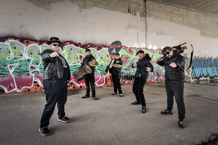 Rockalean taldeak joko du arratsaldean Musika Plazan