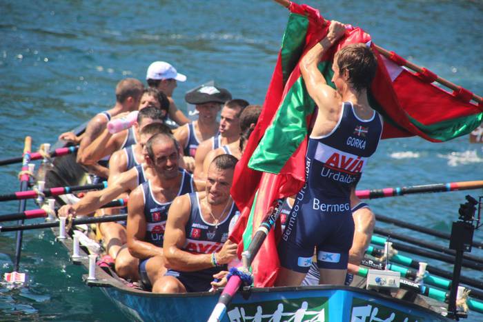 Irudietan: San Juan eta Urdaibai nagusi Zarautzen