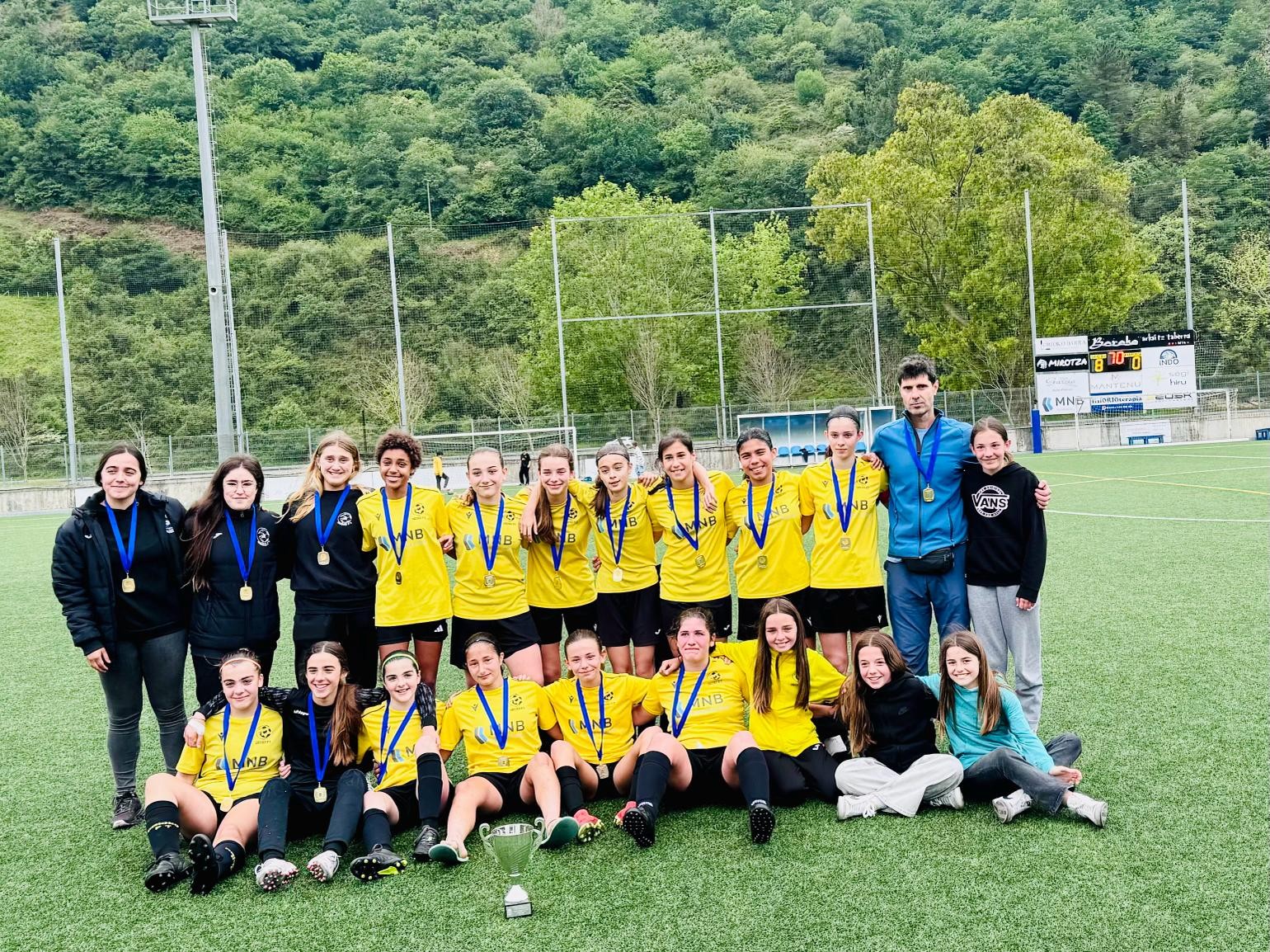 Orioko Futbol Taldeko infantil neskak futbol 11 kopako txapeldun