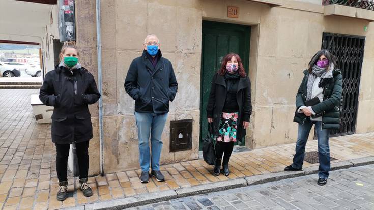 Malen Etxeak eta Zumaiako Udalak akordioa sinatu dute, elkarteari Kofradiako etxebizitza bat uzteko