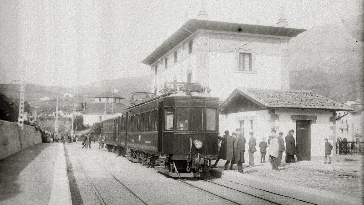 Ehun urte, Urolako trenaren lehen bidaiatik