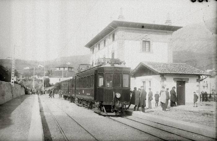Ehun urte, Urolako trenaren lehen bidaiatik