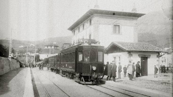 Ehun urte, Urolako trenaren lehen bidaiatik