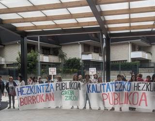 Kalitatezko eskola publikoaren alde, ostiralero bezala elkarretaratu dira gaur ere