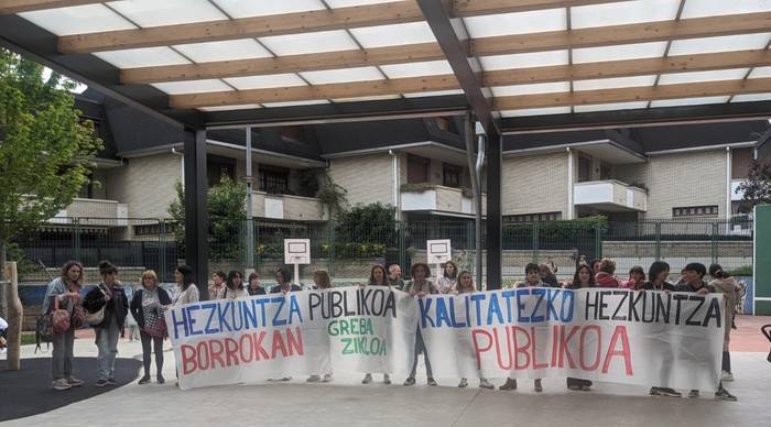 Kalitatezko eskola publikoaren alde, ostiralero bezala elkarretaratu dira gaur ere