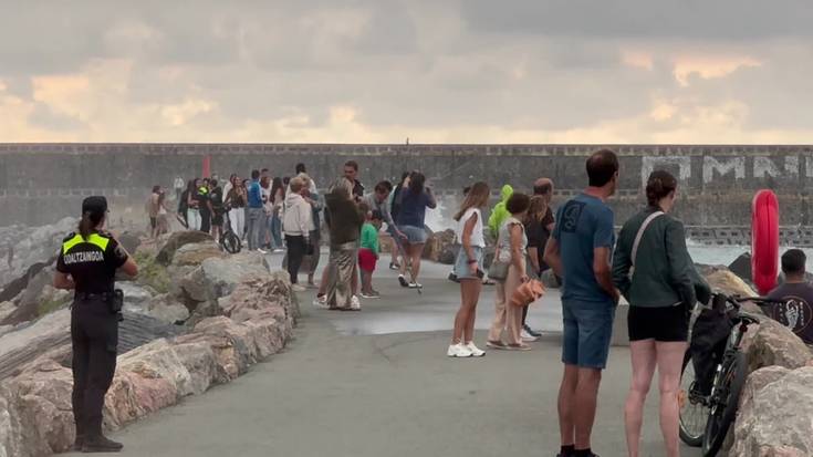 Surf ikuskizun bete-betea Antillan, atzoko itsaso harroa aprobetxatuz