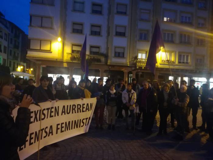 Iruñeko hilketa matxista salatzeko elkarretaratzea egin zuten atzo Zarautzen