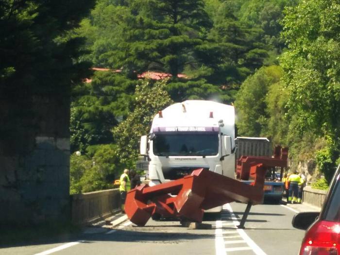 Trafikoan eragozpenak sortu dira Zestoan, kamioi batek zama galdu duelako