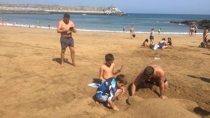 Hondarrezko izurdeak, dortokak eta krokodiloak egiten ikasi dute haurrek Santiagon