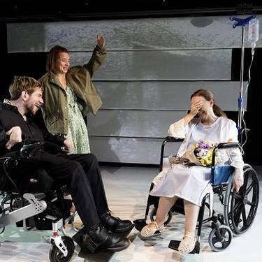 Antzerki Topaketak: 'Badakizu plastikozko loreak ez direla inoiz bizi izan, ezta?', Tanttaka teatroa