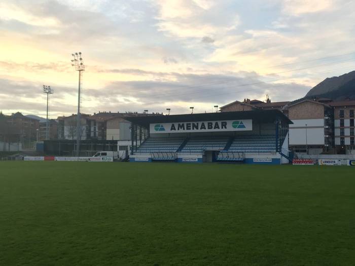 Zuloak aurkitu dituzte Garmendipe futbol zelaiko emakumeen aldageletako hormetan
