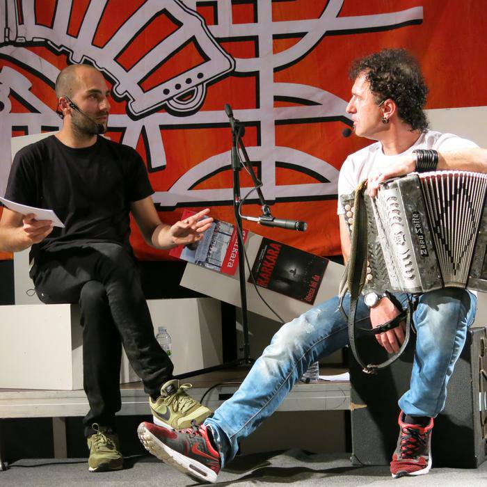 Asier Gozategiren elkarrizketa musikatuak 80 lagun inguru bildu ditu