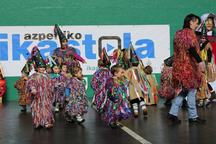 Eguraldia dela eta, Izarraitz pilotalekuan egingo da Euskal Inauterien jaialdia