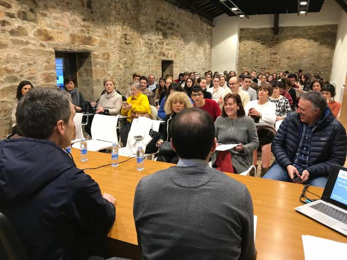 Adinekoen bakardadeaz hausnartu dute 80 lagunek Azpeitian