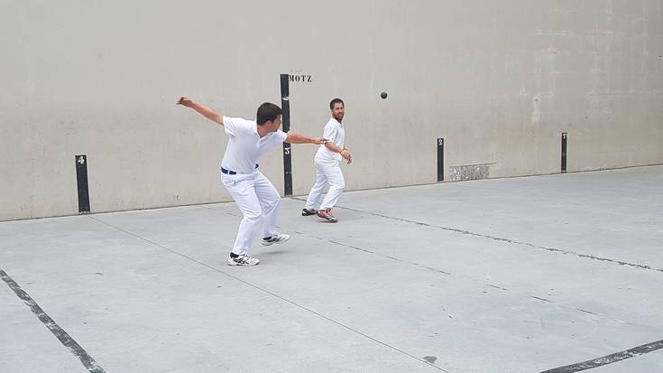 Erabakita zer lau bikotek jokatuko dituzten esku pilota txapelketa finalaurrekoak