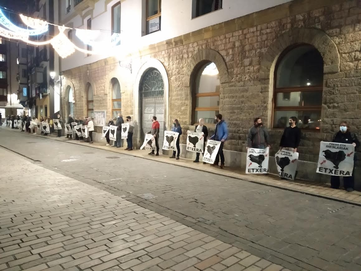 Presoen eta iheslarien aldeko elkarretaratzea egin dute