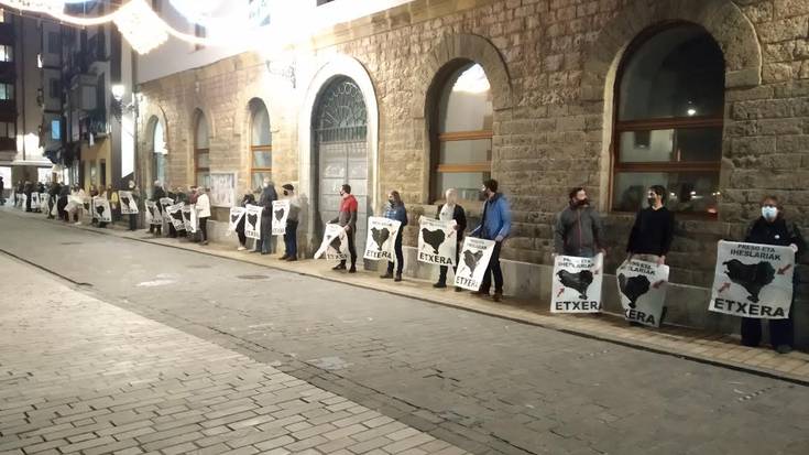 Presoen eta iheslarien aldeko elkarretaratzea egin dute