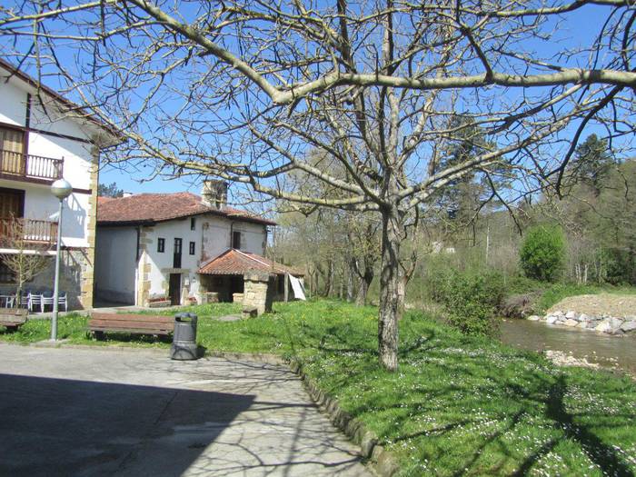 Aiako Udalak bertan behera utzi ditu auzotarrekin egitekoa zen bilerak