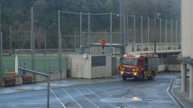 Haizeteak kalteak eragin ditu futbol zelaian