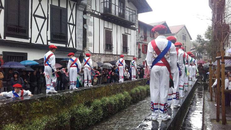 Zumaiako dantzariak Lesakan eta Oiartzunen