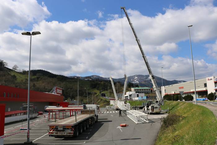 Eroskiko aparkalekua itxita dago, garabi handi bat dagoelako