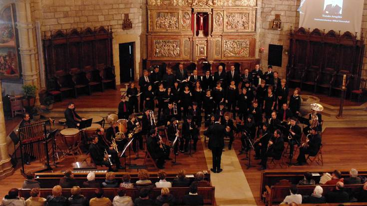 'Suite' diskoa aurkeztu dute Musika Bandak eta San Pedro Abesbatzak