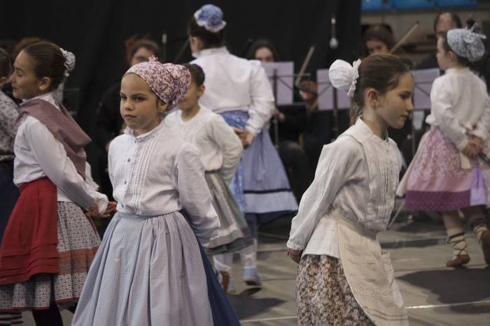 Danbolin Musika Eskolako ikasleen dantza emanaldia