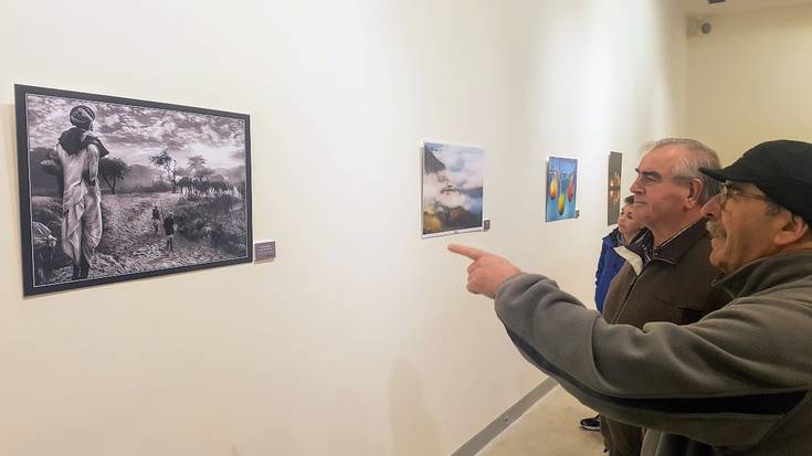 16 argazkilariren lanak jasotzen dira Distiraren erakusketan